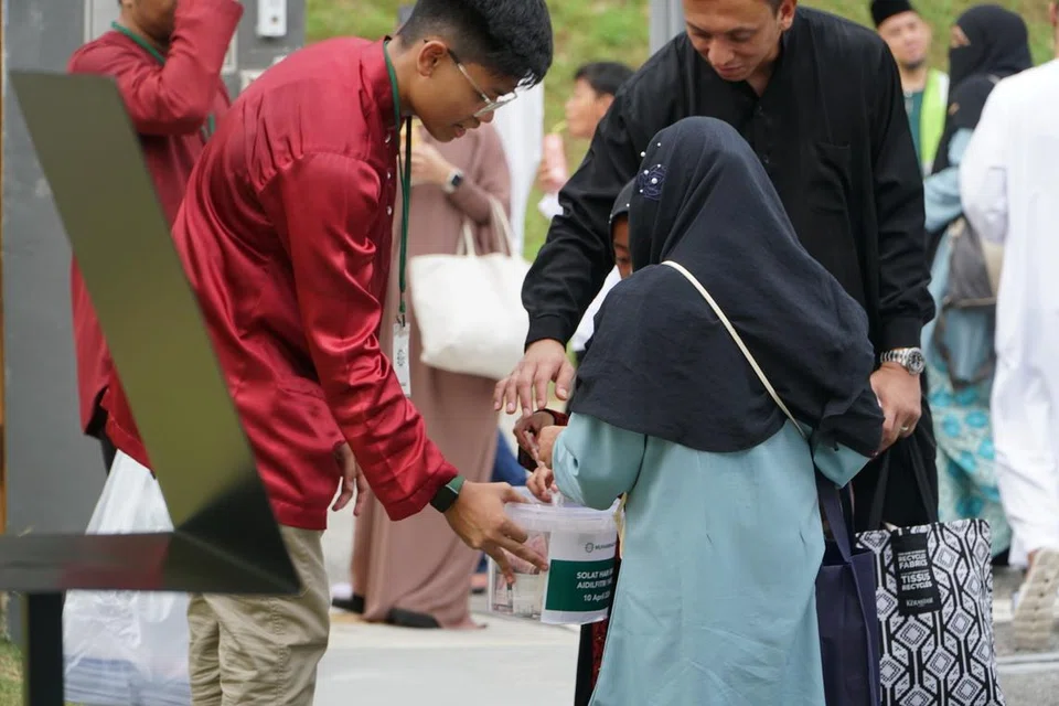 Persatuan Muhammadiyah juga menggalak ibu bapa dan anak-anak menderma, secara fizikal, tradisional dan digital. 