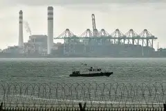 TERTAKLUK PADA UNDANG-UNDANG ANTARABANGSA: Loji Kuasa Tanjung Bin dan sebahagian Pelabuhan Tanjung Pelepas, terminal kontena di Johor Bahru, dilihat dari Tuas West drive. Perairan dan lautan dunia serta sumbernya tertakluk kepada Unclos, yang juga dikenali sebagai Perjanjian Undang-Undang Laut. - Foto fail