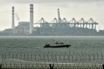 TERTAKLUK PADA UNDANG-UNDANG ANTARABANGSA: Loji Kuasa Tanjung Bin dan sebahagian Pelabuhan Tanjung Pelepas, terminal kontena di Johor Bahru, dilihat dari Tuas West drive. Perairan dan lautan dunia serta sumbernya tertakluk kepada Unclos, yang juga dikenali sebagai Perjanjian Undang-Undang Laut. - Foto fail