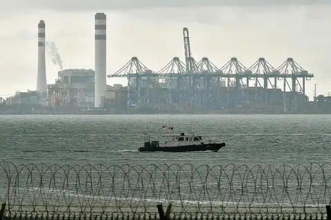 TERTAKLUK PADA UNDANG-UNDANG ANTARABANGSA: Loji Kuasa Tanjung Bin dan sebahagian Pelabuhan Tanjung Pelepas, terminal kontena di Johor Bahru, dilihat dari Tuas West drive. Perairan dan lautan dunia serta sumbernya tertakluk kepada Unclos, yang juga dikenali sebagai Perjanjian Undang-Undang Laut. - Foto fail