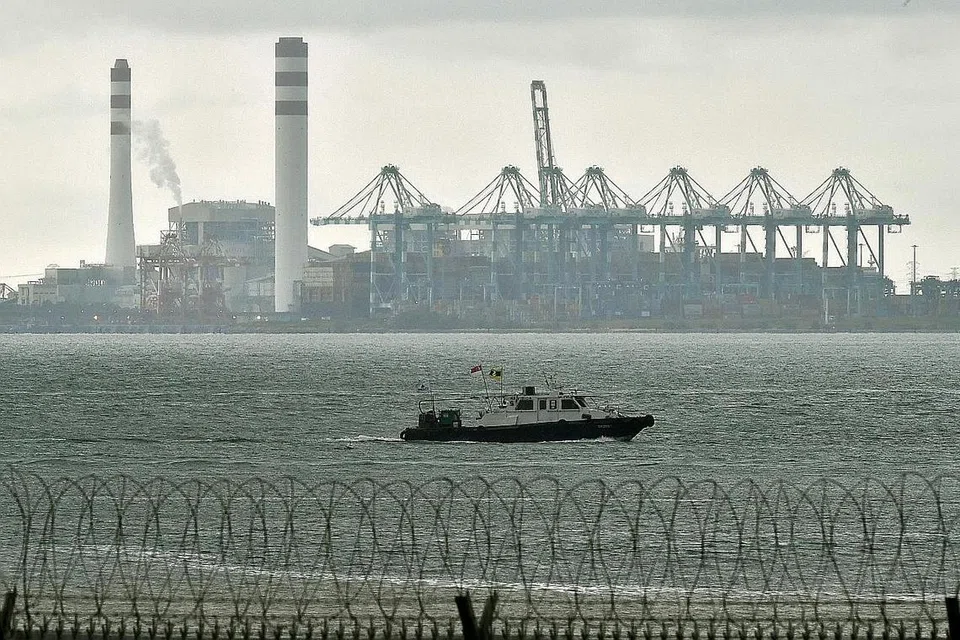 TERTAKLUK PADA UNDANG-UNDANG ANTARABANGSA: Loji Kuasa Tanjung Bin dan sebahagian Pelabuhan Tanjung Pelepas, terminal kontena di Johor Bahru, dilihat dari Tuas West drive. Perairan dan lautan dunia serta sumbernya tertakluk kepada Unclos, yang juga dikenali sebagai Perjanjian Undang-Undang Laut. - Foto fail