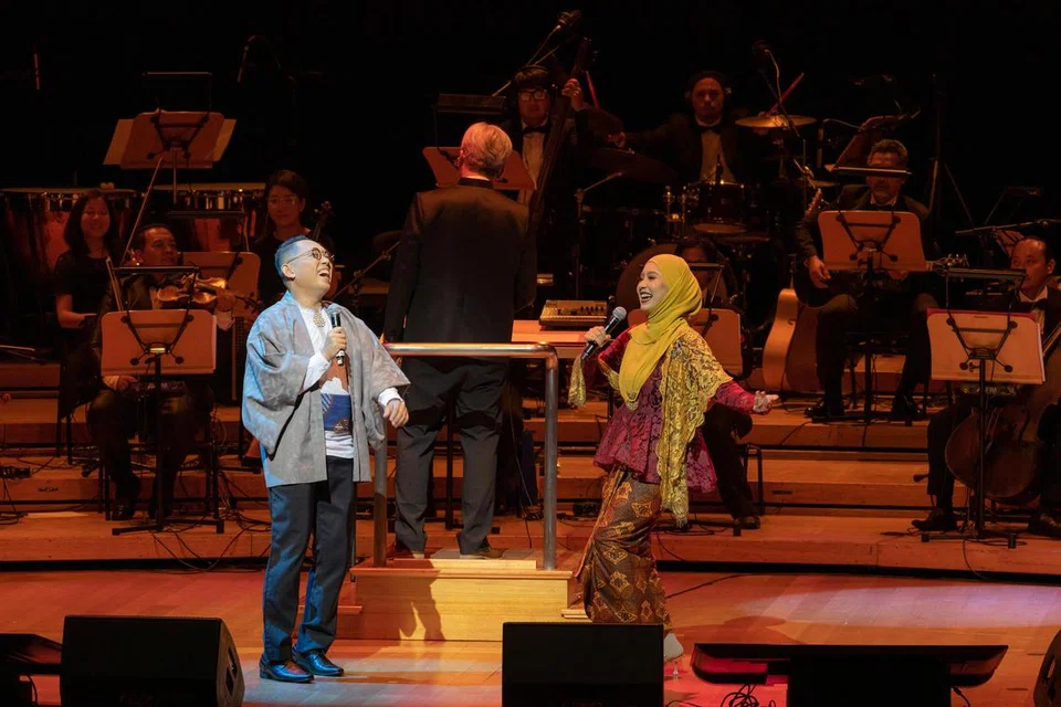 PENGACARA SEMARAKKAN SUASANA: Pengacara konsert, Rudy Djoe (kiri) dan Marina Yusoff menghiburkan dengan nyanyian lagu Stambul Cha Cha.