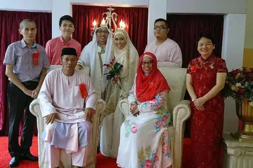 BERLAINAN BUDAYA: Encik Yau dan Cik Khadijah (tengah) bergambar bersama anggota keluarga mereka yang berbeza bangsa dan budaya. - Foto ihsan ADIL YAU