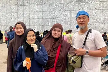 Amy Mastura (dua dari kiri) merahsiakan kunjungannya ke Makkah bagi ibadah haji tetapi baru menceritakan nikmat menjalankan rukun Islam kelima itu bersama suami, Alvin Tham Suffian (kanan), dan dua cahaya mata, Adriana (dua dari kanan) dan Adalia.