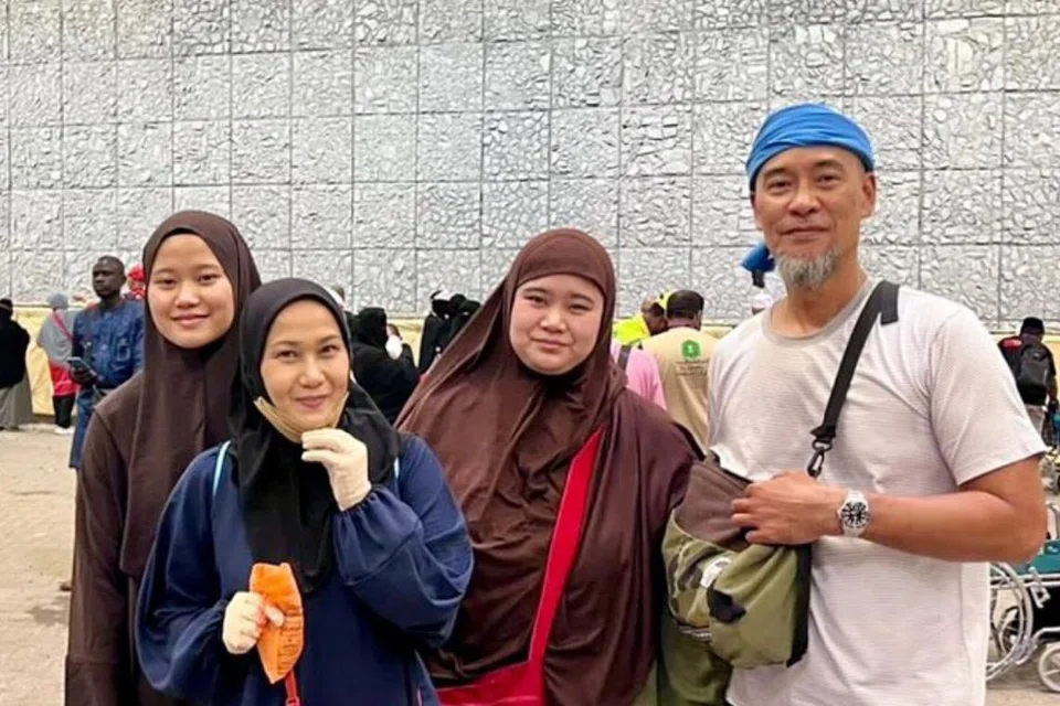 Amy Mastura (dua dari kiri) merahsiakan kunjungannya ke Makkah bagi ibadah haji tetapi baru menceritakan nikmat menjalankan rukun Islam kelima itu bersama suami, Alvin Tham Suffian (kanan), dan dua cahaya mata, Adriana (dua dari kanan) dan Adalia.