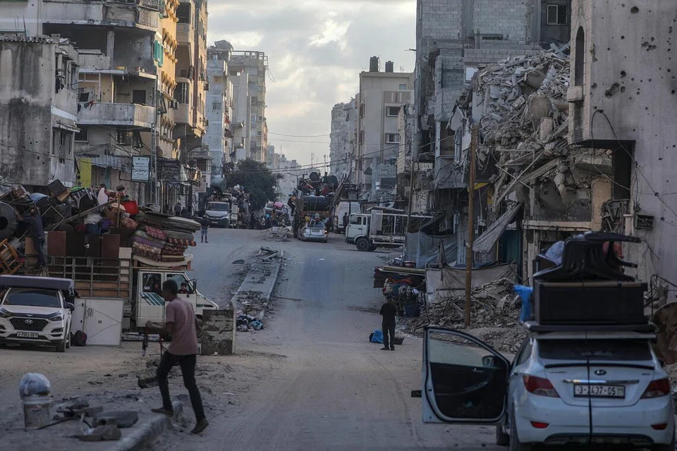 Ramai penduduk Palestin berpindah dari kawasan yang menjadi sasaran serangan udara Israel di Bandar Gaza pada 21 September. 