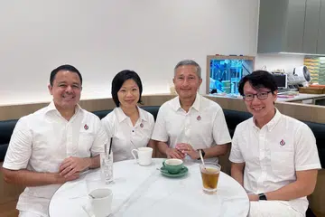 Menteri Ehwal Luar, Dr Vivian Balakrishnan (dua dari kanan), bersama Anggota Parlimen (AP) Parti Tindakan Rakyat (PAP) di GRC Holland-Bukit Timah, (dari kiri) Encik Christopher de Souza; Menteri Negara Kanan (Ehwal Luar merangkap Pembangunan Negara), Cik Sim Ann; dan Encik Edward Chia, berjaya mengekalkan kerusi mereka di kawasan undi itu dengan memperoleh 79.29 peratus undi.