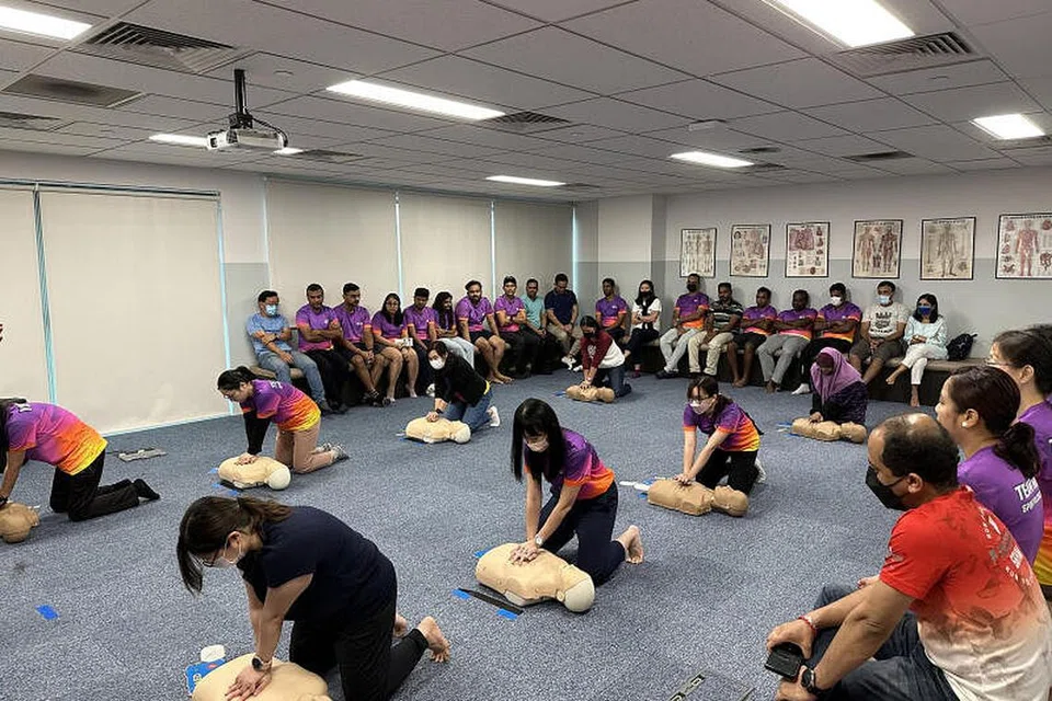 ERSEDIA MENGHADAPI KECEMASAN: Sukarelawan Team Nila mempelajari bagaimana untuk melakukan CPR yang merupakan sebahagian daripada Program Kesediaan Kecemasan Masyarakat (CEPP). 
