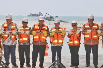 Timbalan Perdana Menteri merangkap Menteri Perdagangan dan Perusahaan (MTI), Encik Gan Kim Yong (tiga dari kanan) dan Menteri Penyelaras Hal Ehwal Ekonomi Indonesia, Encik Airlangga Hartarto (empat dari kanan) memegang Kabel Nongsa Changi (NCC) yang berjaya disambung di Taman Digital Nongsa di Batam. Mereka disertai (dari kiri) Pengerusi Kumpulan Citramas, Encik Kris Wiluan; Timbalan Gabenor Batam, Encik Nyanyang Haris Pratamura; Presiden Pengarah Telkom Indonesia, Cik Dian Siswarini; dan Duta Besar Indonesia ke Singapura, Encik Hotmangaraja Panjaitan.