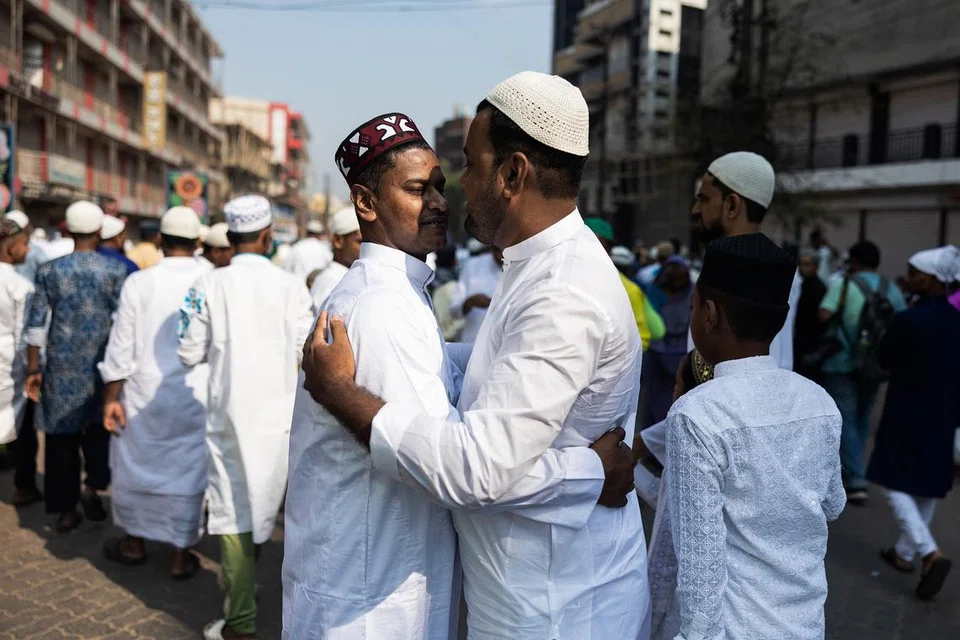 Pada Hari Raya Aidiladha, umat Islam berkumpul untuk melaksanakan solat sunat Aidiladha di masjid, diikuti dengan ibadah korban, dengan dagingnya dibahagikan kepada jiran tetangga, fakir miskin dan mereka yang memerlukan. Amalan ini bukan sahaja melambangkan ketaatan kepada Allah swt, bahkan memperkukuh ikatan kasih sayang dan kebersamaan dalam masyarakat.
