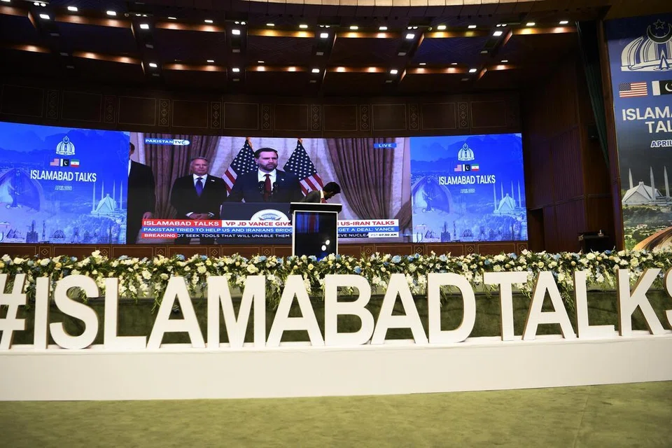 Naib Presiden Amerika Syarikat, Encik JD Vance, berucap kepada media dalam ucapan yang disiarkan di televisyen sebelum meninggalkan Islamabad, Pakistan, pada 12 April, susulan rundingan yang berakhir tanpa sebarang kesepakatan.