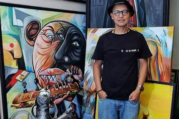 CABAR MASYARAKAT LEWAT LUKISAN: Pelukis Jalal dikenali dengan karya berwarna-warni yang mengupas isu sosial, sejajar hasratnya berkongsi dan mencabar tanggapan masyarakat tentang dunia yang kian berubah. - Foto BH oleh KHALID BABA 