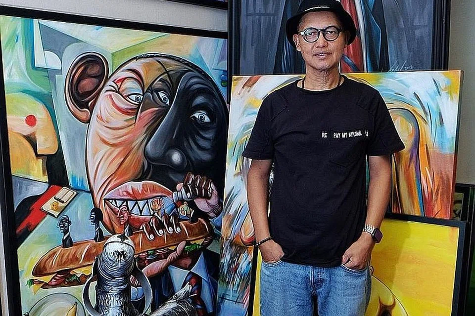 CABAR MASYARAKAT LEWAT LUKISAN: Pelukis Jalal dikenali dengan karya berwarna-warni yang mengupas isu sosial, sejajar hasratnya berkongsi dan mencabar tanggapan masyarakat tentang dunia yang kian berubah. - Foto BH oleh KHALID BABA 