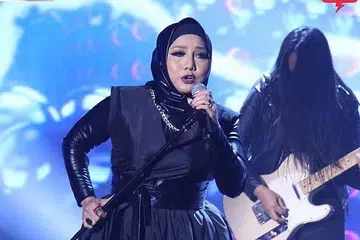 ANDA MAHU ROK?: Noraniza Idris yang biasa kelihatan dengan lenggok gemalainya sebagai Ratu Irama Tradisional tiba-tiba mengheret pemegang mikrofon persis penyanyi rok ketika menyanyikan lagu Candy, 'Akan Ku Tunggu'. - Foto ASTRO GEMPAK