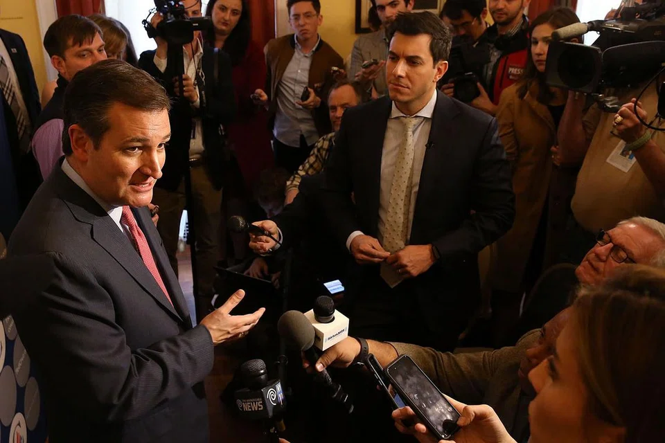 BERCAKAP KEPADA PEMBERITA: Senator Ted Cruz (kiri) daripada Parti Republikan mengesahkan kenyataan beliau bahawa jika beliau menjadi presiden Amerika, semua kejiranan Muslim akan dironda oleh polis bagi mengesan kegiatan pengganas. - Foto AFP