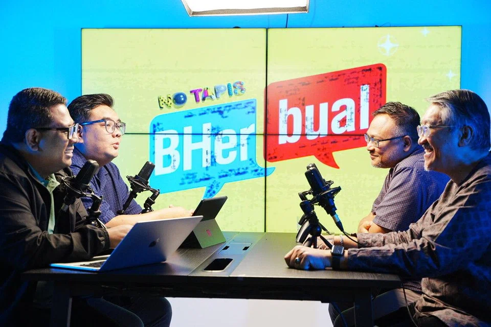 Encik Fazlur Rahman Kamsani (kanan) dan Encik Mohamed Imran Mohamed Taib (dua dari kanan) di podcast BHerbual bersama hos yang juga Editor Berita BH, Encik Hadi Saparin (dua dari kiri) dan Koresponden,  Encik Anwar Saleh.