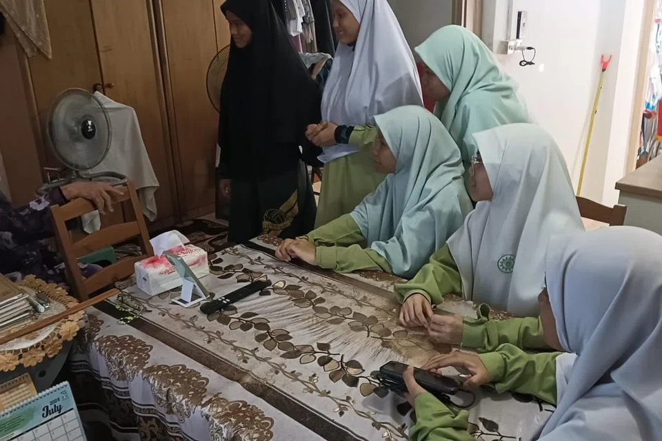 Pelajar Madrasah Al-Arabiah Al-Islamiah teruja dan berkongsi tentang fadilat serta kebaikan berkorban di bulan Zulhijah, bersama salah seorang warga emas yang dikunjungi. 