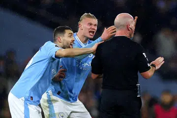 MARAH: Penyerang Manchester City, Erling Haaland (tengah), berang dengan keputusan pengadil, Simon Hooper (kanan), setelah beliau meniup wisel untuk menghentikan perlawanan, sekali gus menafikan Manchester City peluang berdepan satu lawan satu dengan penjaga gawang Spurs pada saat-saat akhir perlawanan.