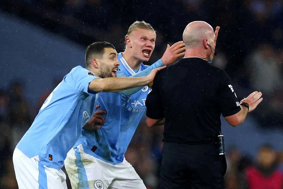 MARAH: Penyerang Manchester City, Erling Haaland (tengah), berang dengan keputusan pengadil, Simon Hooper (kanan), setelah beliau meniup wisel untuk menghentikan perlawanan, sekali gus menafikan Manchester City peluang berdepan satu lawan satu dengan penjaga gawang Spurs pada saat-saat akhir perlawanan.