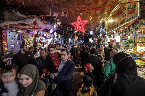 RAMADAN MUBARAK!: Rakyat Palestin meraikan ketibaan bulan suci Ramadan, di Ramallah, Tebing Barat, yang diduduki Israel, pada Selasa lalu. - Foto REUTERS
