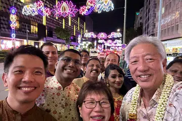 Encik Teo (kanan) turut disertai Menteri Negara (Perdagangan dan Perusahaan), Encik Alvin Tan (kiri) dan Anggota Parlimen (AP) GRC Jalan Besar dan Mayor Daerah Central Singapura, Cik Denise Phua (tengah) di penyalaan lampu Deepavali di Little India.