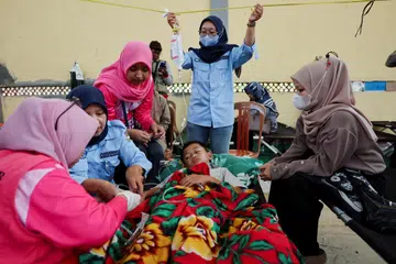 Muhammad Setiawan Pratama, 11 tahun, seorang murid sekolah rendah, menerima rawatan akibat keracunan makanan selepas memakan hidangan percuma tajaan kerajaan di sebuah klinik sementara dalam dewan daerah di Bandung, wilayah Jawa Barat, Indonesia, 25 September 2025.   