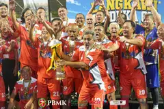 Barisan legenda bola sepak Singapura menjulang piala bersama pemain tengah mereka, Malek Awab (depan) selepas menewaskan skuad legenda Kedah 2-1 dalam Perlawanan Nostalgia Piala Merdeka Langkawi di Stadium Langkawi pada 29 Ogos. Beliau turut berkongsi bahawa pasukan Singa daripada pasukan 1993 masih kerap berjumpa.