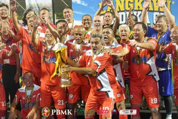 Barisan legenda bola sepak Singapura menjulang piala bersama pemain tengah mereka, Malek Awab (depan) selepas menewaskan skuad legenda Kedah 2-1 dalam Perlawanan Nostalgia Piala Merdeka Langkawi di Stadium Langkawi pada 29 Ogos. Beliau turut berkongsi bahawa pasukan Singa daripada pasukan 1993 masih kerap berjumpa.