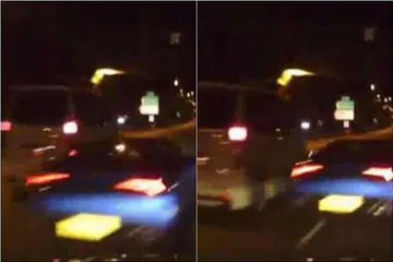 Kereta Lamborghini biru ini dirakam memecut melalui jurang sempit antara dua kereta. GAMBAR: SCREENGRAB DARI FACEBOOK VIDEO