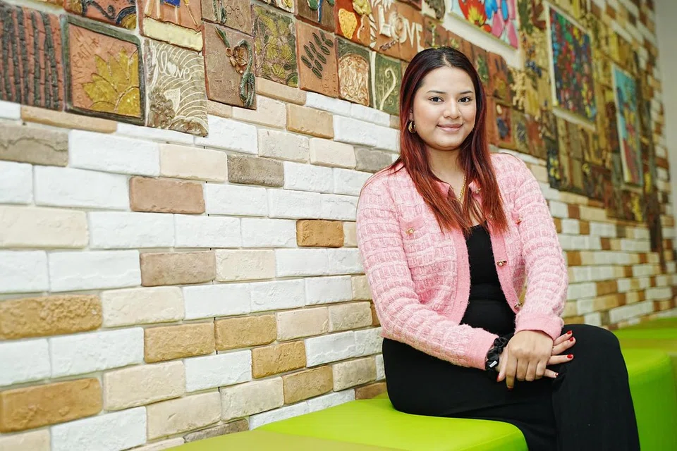 Nur Shahirah Abdullah, 25 tahun, bekas penghuni Rumah Tumpangan Remaja Perempuan Singapura dari 2015 hingga 2017, kini bekerja sepenuh masa sebagai setiausaha di sebuah firma guaman serta merupakan seorang isteri dan ibu kepada seorang anak perempuan.