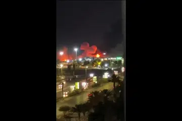 Letupan kelihatan di bandar pelabuhan utama Bandar Abbas, Iran, menerusi rakaman video yang dikongsi di media sosial pada 8 Julai 2026. Amerika Syarikat melancarkan serangan besar-besaran ke atas beberapa sasaran di Iran susulan serangan terhadap kapal-kapal di Selat Hormuz, mencetuskan serangan balas Iran yang menurut Kor Pengawal Revolusi Islam (IRGC) menyasarkan pangkalan tentera Amerika di rantau Teluk. Kedua-dua pihak mendakwa menyerang puluhan sasaran, sekali gus meningkatkan ketegangan dan mendorong harga minyak dunia ke paras tertinggi dalam tempoh dua minggu.