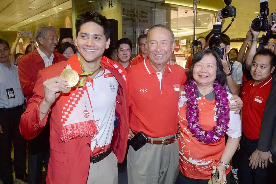 Joseph Schooling bergambar bersama bapanya, Encik Colin, dan ibunya, Cik May, selepas tiba di Lapangan Terbang Changi daripada Sukan Olimpik Rio 2016 pada 15 Ogos 2016. 