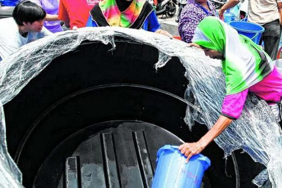 MANA AIR?: Kekurangan air sehingga menyebabkan catuan air di Malaysia menjadi sumber pengajaran kepada warga Singapura agar sentiasa menghargai air. - Foto fail