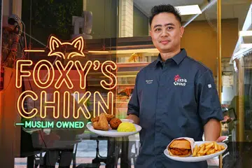 Bekas pegawai Pasukan Polis Singapura (SPF), Encik Shahrizan Mohamed Sapri memulakan perniagaan Foxy’s Chikn selepas 23 tahun berkhidmat.