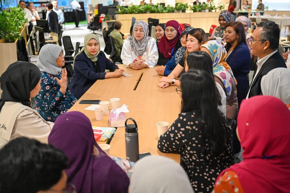 RANCANGAN PERSARAAN: Kakitangan BH berinteraksi dengan Puan Halimah, dan antara topik yang dibincangkan termasuk rancangan persaraannya.