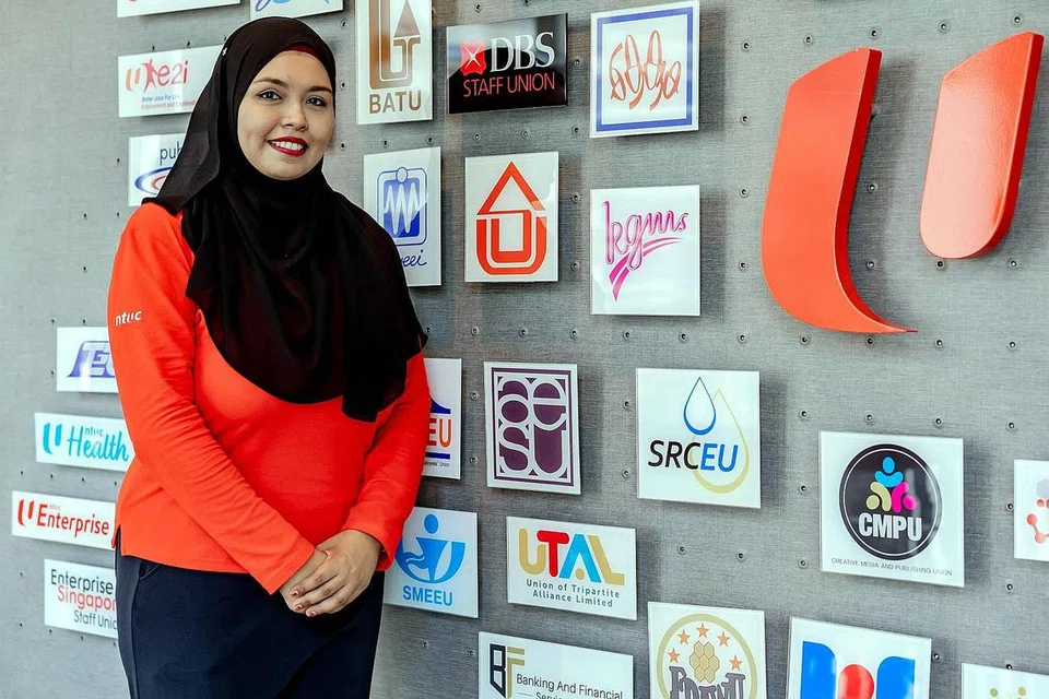 DAMPINGI PENCARI KERJA: Pemimpin kesatuan seperti Encik Ardi Amir dan Cik Shahna'z Harris pergi rumah ke rumah untuk mendampingi penduduk yang memerlukan bantuan dan nasihat pekerjaan. - Foto BM oleh NUR DIYANA TAHA