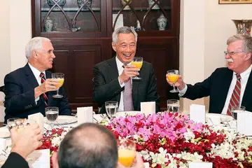 PERERAT HUBUNGAN: Encik Lee (tengah) mengadakan jamuan sarapan bagi Encik Pence (kiri) dan rombongan dari Amerika yang mengunjungi Istana semalam. Bersama mereka ialah penasihat keselamatan nasional Amerika, Encik John Bolton. - Foto AFP