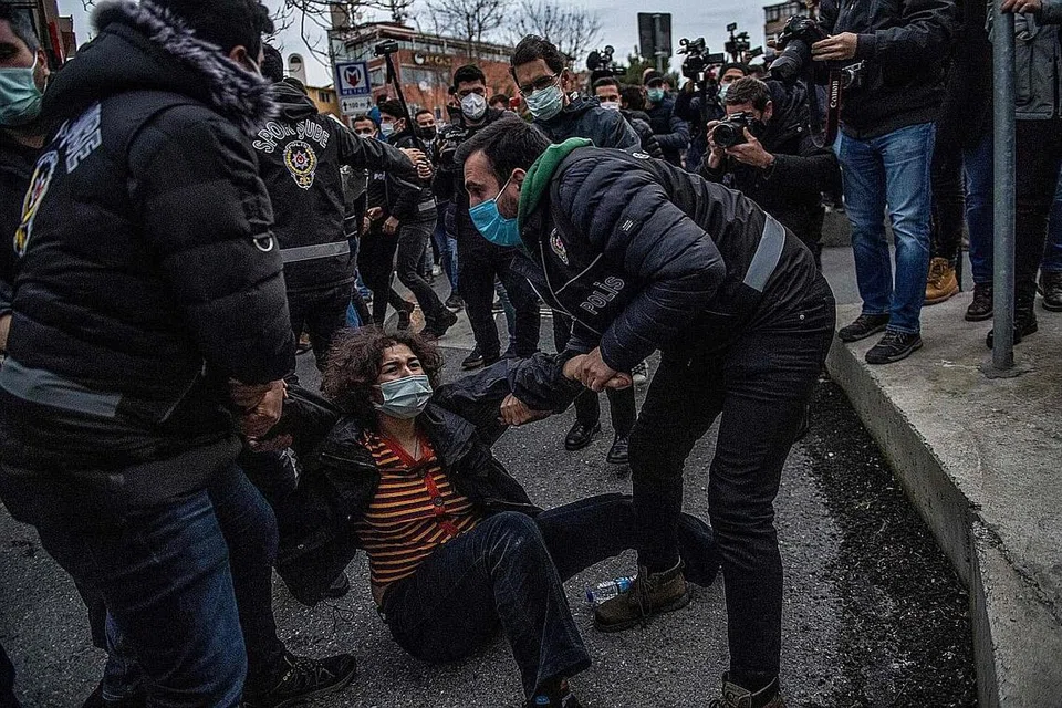 TUNJUK PERASAAN: Polis Turkey menahan seorang wanita semasa tunjuk perasaan di luar Universiti Bogazici di Istanbul kelmarin menyusuli komen Presiden Turkey tentang pergerakan LGBT. Gabenor Istanbul mengesahkan 159 orang telah ditahan. - Foto AFP