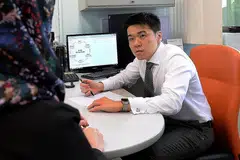 MAKAN TERLALU BANYAK: Menerangkan tentang gangguan pemakanan lewah, Dr Victor Kwok (kanan) berkata si pesakit biasanya akan makan lebih pantas berbanding biasa, makan sehingga terlalu kenyang, rasa bersalah selepas makan, melakukannya secara sembunyi dan terus makan meskipun sudah kenyang. - Foto ZAINAL YAHYA