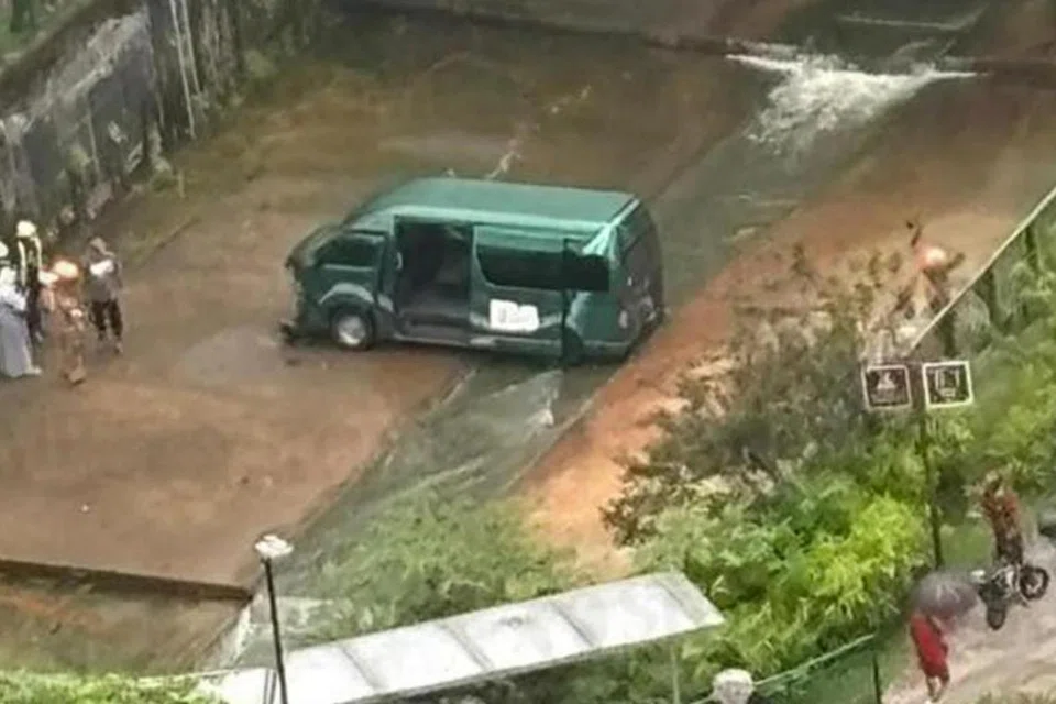 KEMALANGAN TIDAK DIDUGA: Sebuah van terjatuh ke dalam longkang besar berhampiran persimpangan Bukit Panjang Road dan Bukit Panjang Ring Road, dengan tiga orang diselamatkan oleh pegawai Pasukan Pertahanan Awam Singapura (SCDF) dan dibawa ke hospital.