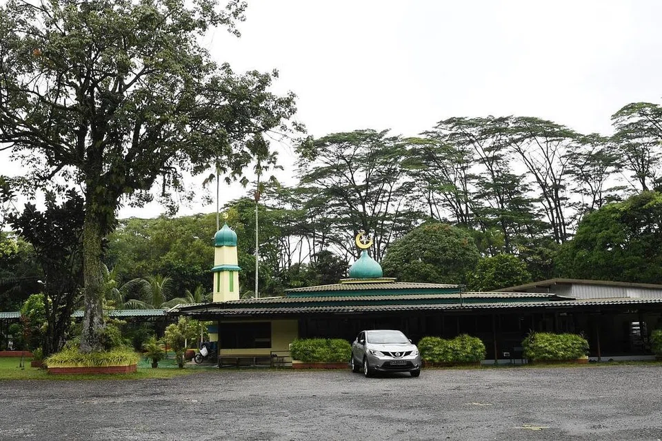 KEMUDAHAN UNTUK SEMUA: Selain menjadi tempat ibadah untuk masyarakat Islam, Masjid Petempatan Melayu Sembawang juga terbuka kepada sesiapa yang ingin menggunakan kemudahan di masjid seperti tandas, tempat makan atau sebagai tempat berteduh, terutama mereka yang pergi memancing di kawasan tersebut.