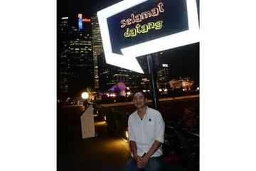 PAMERAN SENI LAMPU: Karya pemasangan ciptaan Encik Ryf Zaini, **Insert Caption Please, memaparkan ungkapan mencuit hati di pesta i Light Marina Bay 2014 sekeliling pesisiran Marina Bay. - Foto TAUFIK A. KADER