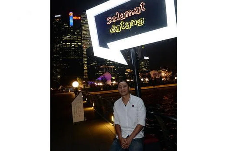 PAMERAN SENI LAMPU: Karya pemasangan ciptaan Encik Ryf Zaini, **Insert Caption Please, memaparkan ungkapan mencuit hati di pesta i Light Marina Bay 2014 sekeliling pesisiran Marina Bay. - Foto TAUFIK A. KADER