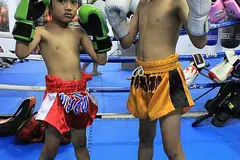 MULA DARI KECIL: Kedua-dua anak Encik Mustafa, Muhammad Niyaz (kanan) dan Muhammad Nufail minat dan telah mempelajari Muay Thai pada usia muda. - Foto MUSTAFA KAMAL MUSTAJAB