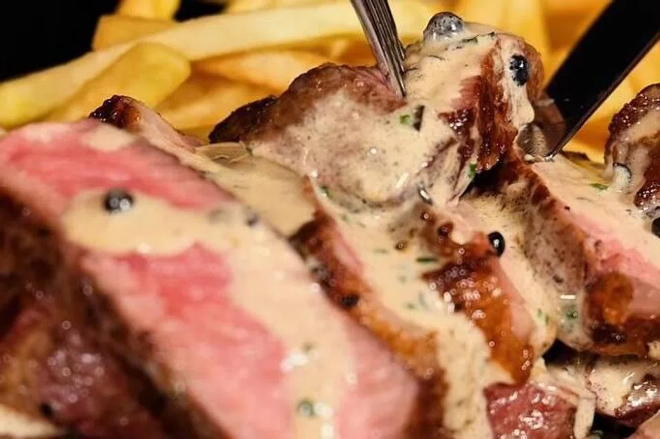 Emir Brasserie menawarkan promosi makan tengah hari seperti ‘Steak Frites Sirloin au Poivre Vert’ pada harga $38++, disajikan bersama sos lada hijau dan kentang goreng. Pelanggan boleh menikmati hidangan itu seberapa banyak kali dalam masa 90 minit.