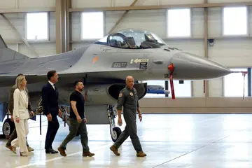 JET PEJUANG F-16: Presiden Ukraine, Encik Volodymyr Zelensky dan Perdana Menteri Belanda, Encik Mark Rutte melihat jet pejuang F-16 pada Ahad  yang direncanakan akan didermakan kepada Ukraine menjelang awal tahun 2024. 