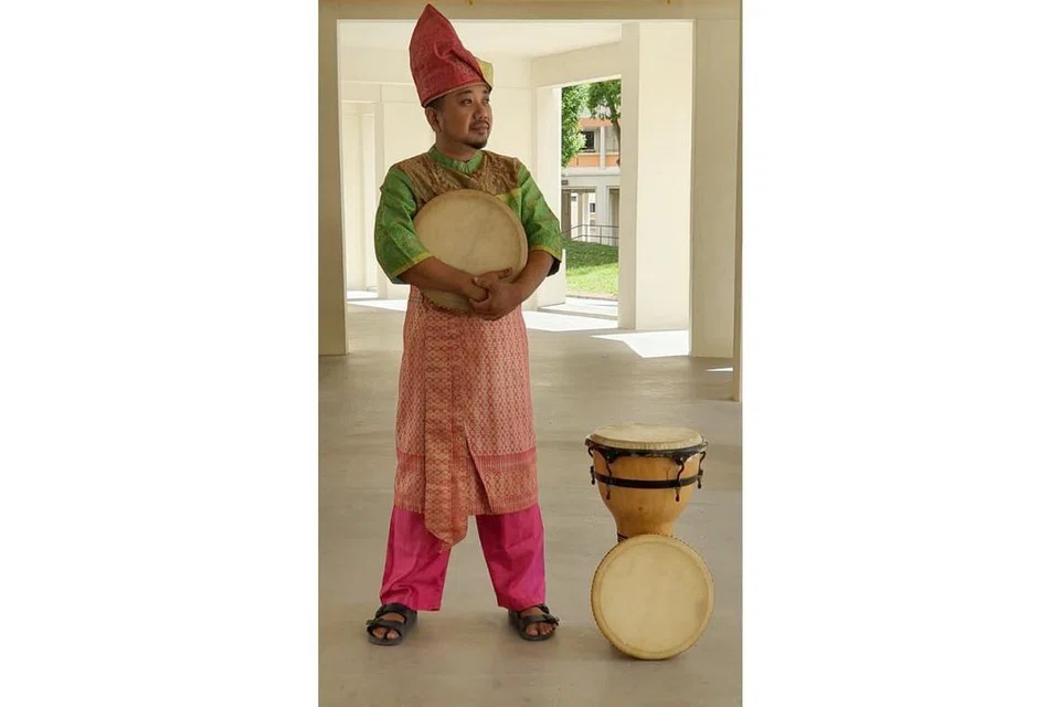 SIAP MERIAHKAN MAJLIS LAGI: Encik Hirman Ramlee, ketua kumpulan kompang Percussionz by Makyong Kedek, telah mengeluarkan alat muziknya yang hampir setahun disimpan dalam stor dengan bermulanya fasa ketiga pembukaan semula Singapura. - Foto ihsan HIRMAN RAMLEE