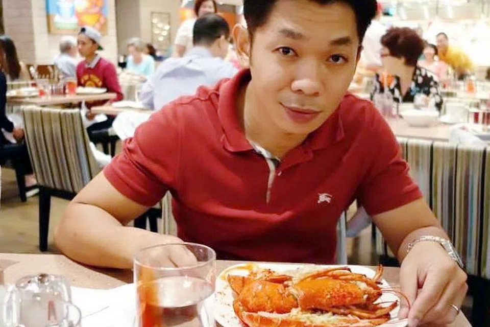  PILIHAN LUAS: Menjamu selera di bufet seperti Carousel di Hotel Royal Plaza on Scotts bagi Encik Mohammad Shalihin Noor'ain memuaskan kerana pilihan makanan yang luas dan sajian makanan yang segar lagi enak. - Foto ihsan HAIRIAH MAHMOT