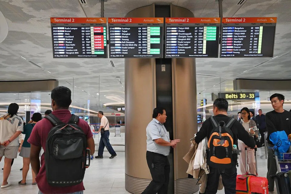 Kakitangan Lapangan Terbang Changi kelihatan sedang mengawal keadaan di Terminal 2.