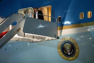 Presiden Amerika Syarikat, Donald Trump, turun dari pesawat Air Force One sebaik tiba di Pangkalan Tentera Udara Bersama Andrews di Maryland pada 14 Oktober 2025, selepas pulang dari Israel dan Mesir. Trump menyifatkan hari itu sebagai “hari yang luar biasa bagi Timur Tengah” selepas beliau bersama pemimpin-pemimpin serantau menandatangani deklarasi bagi mengukuhkan gencatan senjata di Gaza, hanya beberapa jam selepas pertukaran tebusan dan tahanan antara Israel dan Hamas berlangsung.